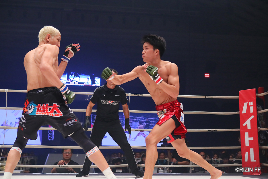 朝倉海（右）は佐々木の顎を砕き54秒TKO勝利(写真・RIZIN　FF）