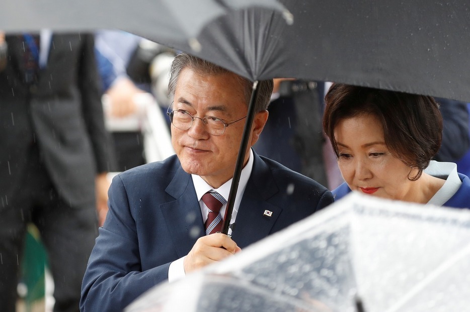 [写真]日本と韓国の間に横たわる問題についても、韓国の「過去の清算」というメンタリティを考慮する必要があると美根氏は指摘する。写真は今年6月のG20大阪サミットで来日した文大統領（ロイター/アフロ）