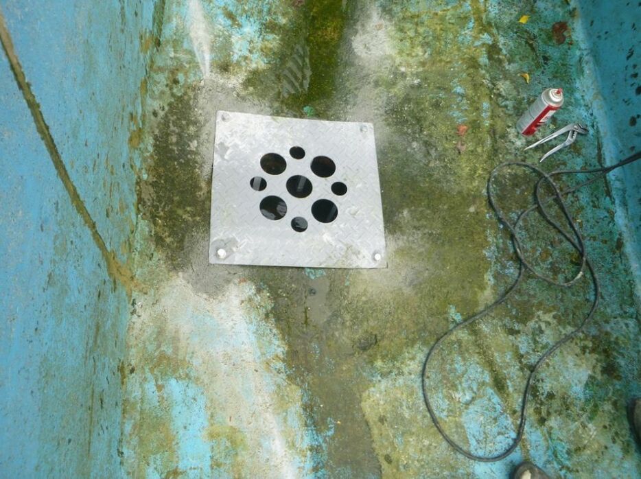 [写真]鉄板をボルト止めした安全措置を講じた排水溝カバー（提供：天王寺動物園）