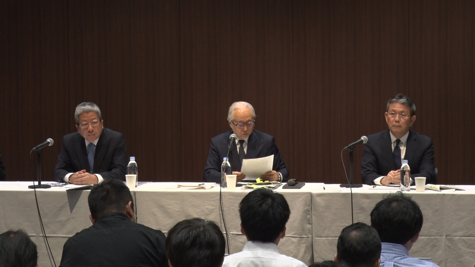 左から、日本郵便の横山社長、日本郵政の長門社長、かんぽ生命の植平社長