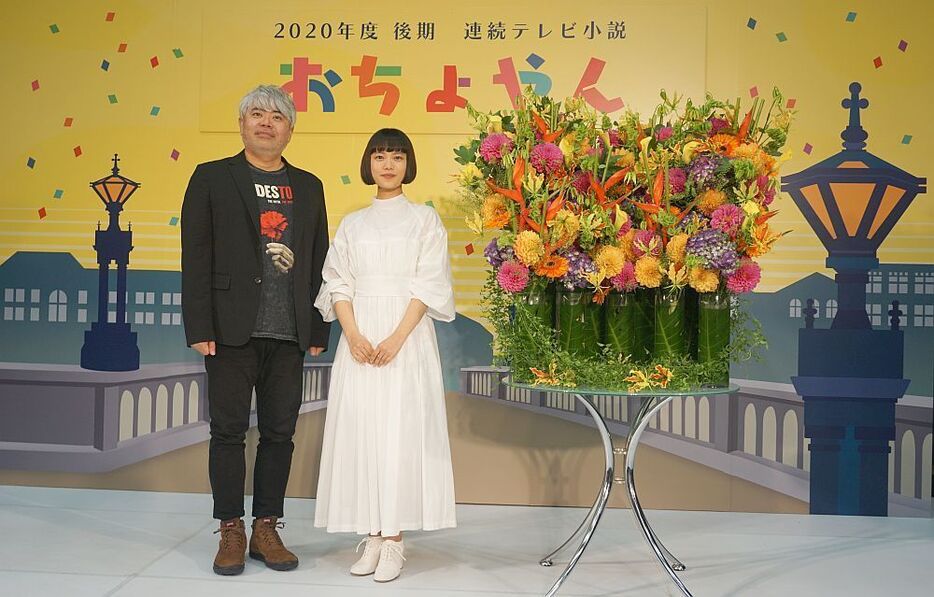 八津氏（左）と写真撮影に応じる杉咲花