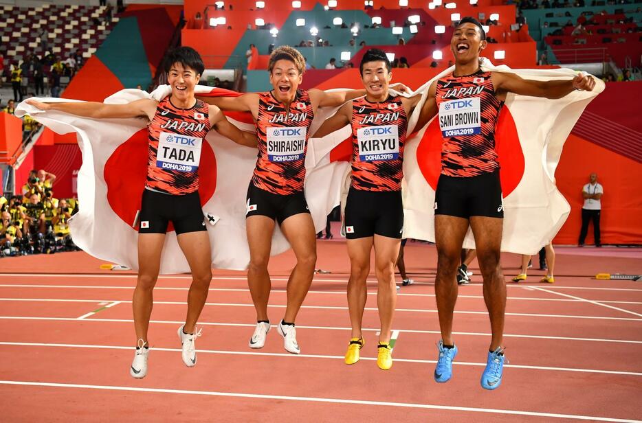 写真左から多田、白石、桐生、サニブラウンの最強メンバーが400mリレーで銅メダルを獲得(写真・ロイター／アフロ）