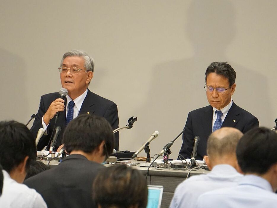 [写真]会見で報道陣の質問に答える関西電力の八木会長（左）と岩根社長＝9日午後3時すぎ、大阪市内で