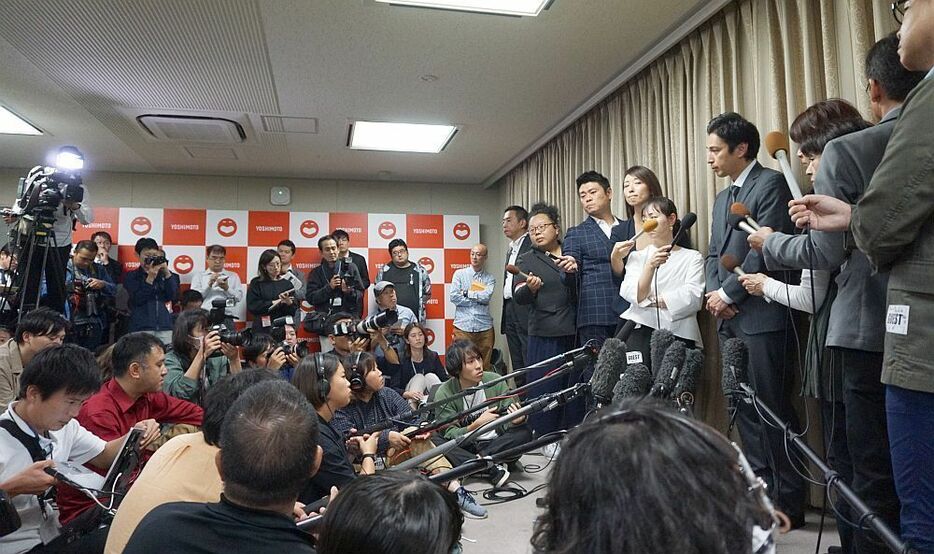 [写真]チュートリアル徳井義実の会見には多くの報道陣が集まった＝23日夜、大阪市中央区で