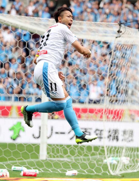 途中出場の川崎F・小林悠は同点、勝ち越しと2ゴールをマーク(写真・日刊スポーツ／アフロ）