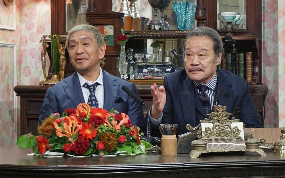 [写真]報道陣の質問に答える松本人志（左）と西田敏行＝25日夜、ABC朝日放送テレビで