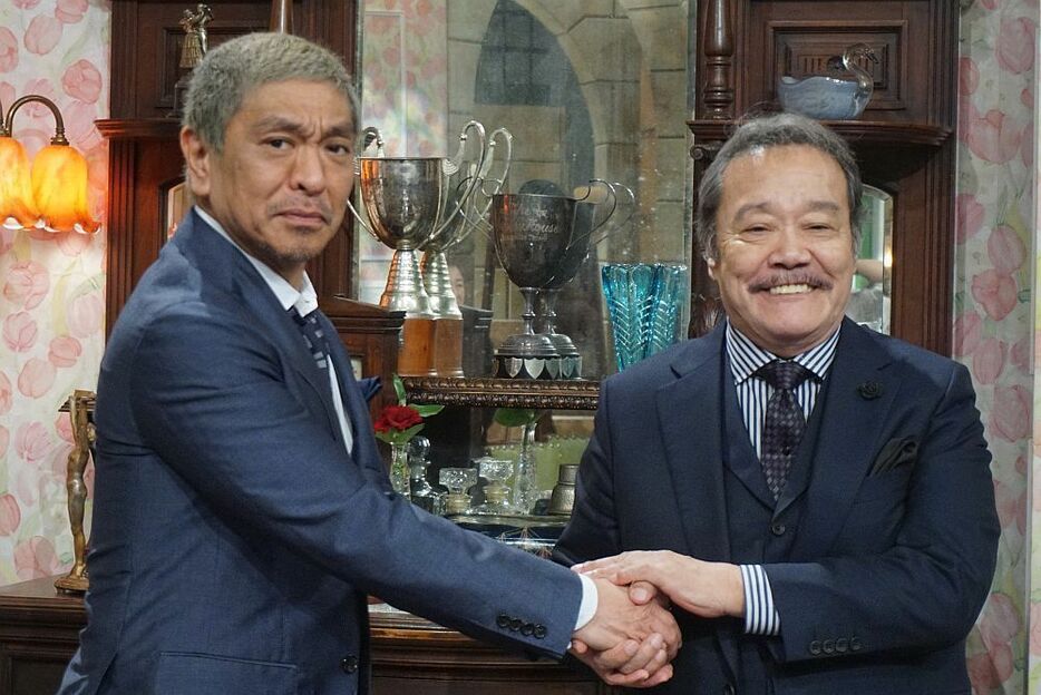 [写真]報道陣の要望で握手をする松本人志（左）と西田敏行＝25日夜、ABC朝日放送テレビで
