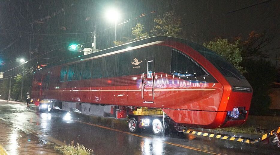 【写真】近畿日本鉄道（近鉄）は25日未明、新型特急「ひのとり」の先頭車両を含む2両を東大阪市の車両工場から八尾市の高安車庫へ陸送した。運行は2020年3月14日から＝25日午前3時5分ごろ、大阪府八尾市で