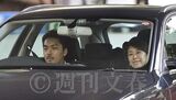 倉持氏の運転する車の助手席で笑みを（2017年撮影）
