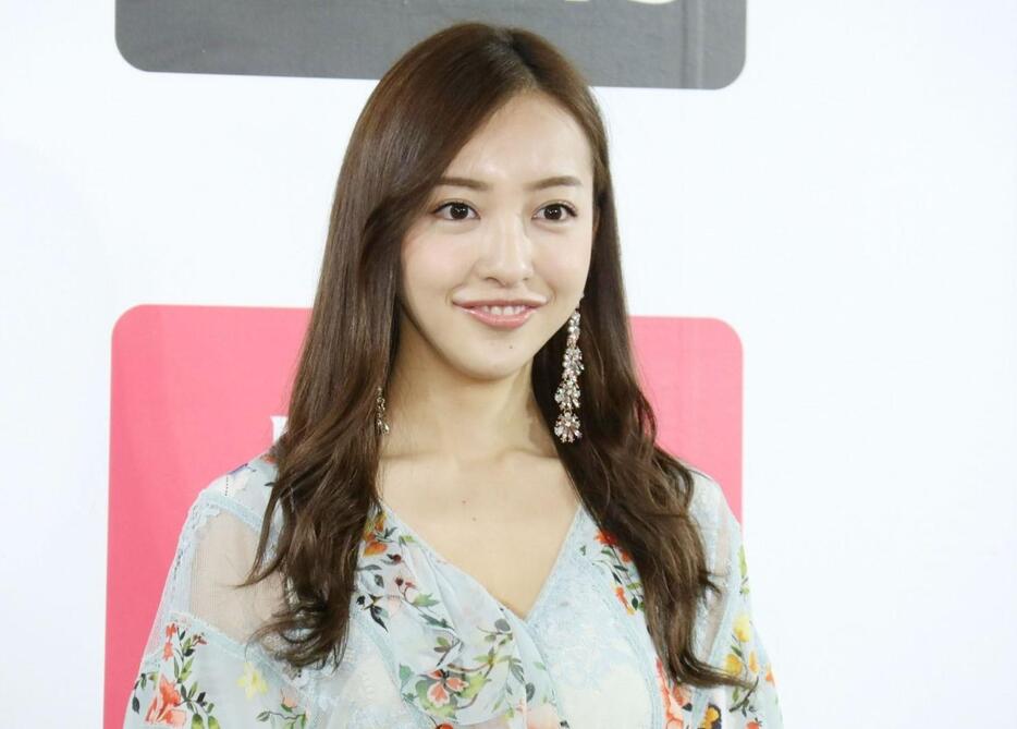 高い信頼 厚い信頼 板野友美＞ミニ丈インナーと超ミニスカコーデでお腹チラ見せ 女性タレント