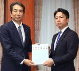更迭された江藤氏（左）から引き継ぎ