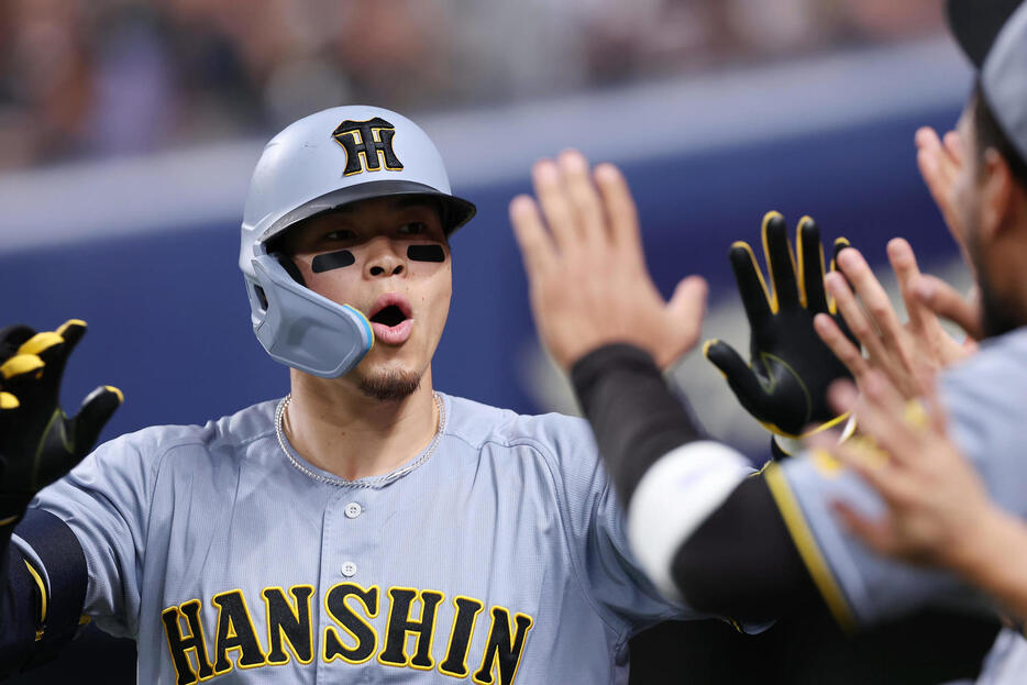 阪神・佐藤輝明が体調不良からスタメン復帰 第1打席で快音