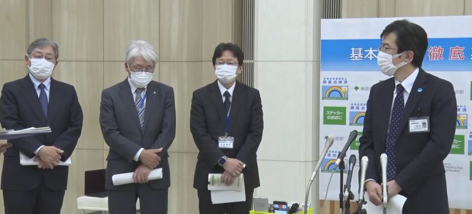 [写真]東京都モニタリング会議は東京都の小池百合子知事が静養中のため黒沼靖副知事（右）が代行で進め、会議後の会見に応じた