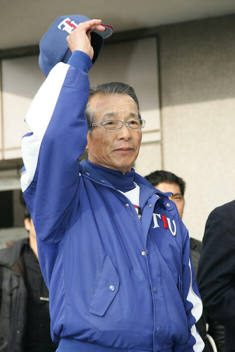 赤ヘル黄金期を築いた古葉竹識さんは2008年からは東京国際大学を率いていた(写真：YUTAKA/アフロスポーツ)