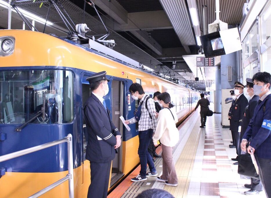 [写真]12200系車両に乗る人たち