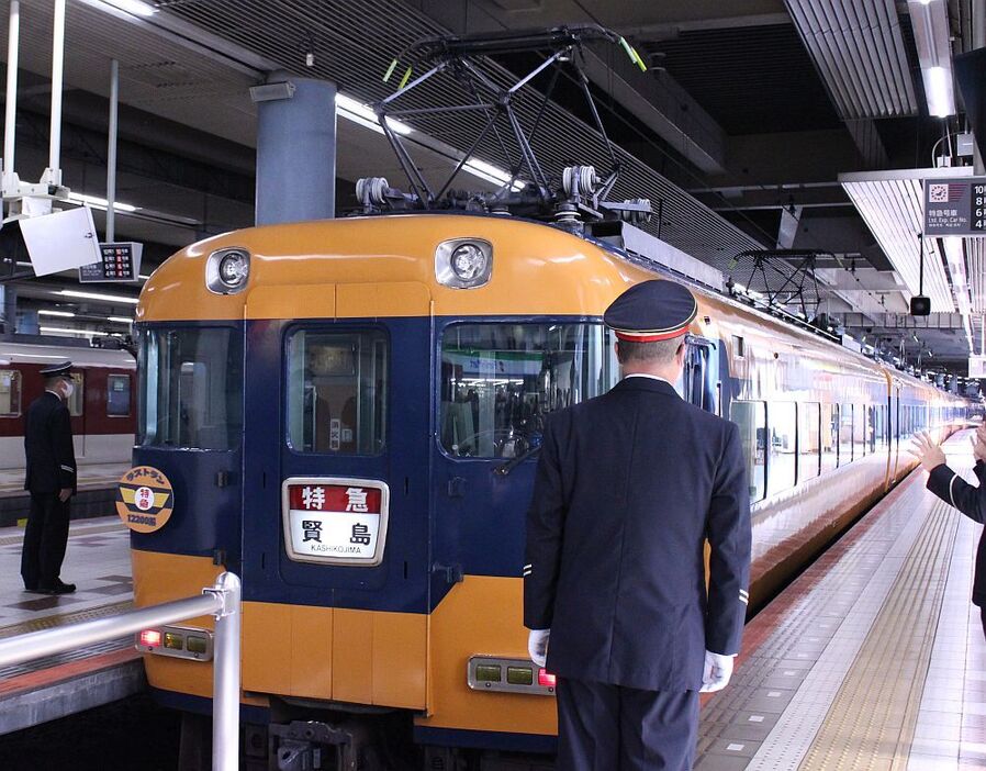 [写真]スナックカーの愛称で親しまれた近鉄12200系車両のラストラン。多くの人に見送られていた＝20日午前、大阪上本町駅で