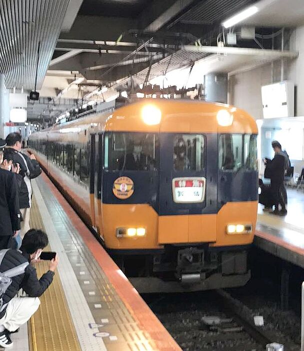 [写真]大阪上本町駅に入線する近鉄12200系車両「新スナックカー」＝20日午前、大阪市天王寺区で