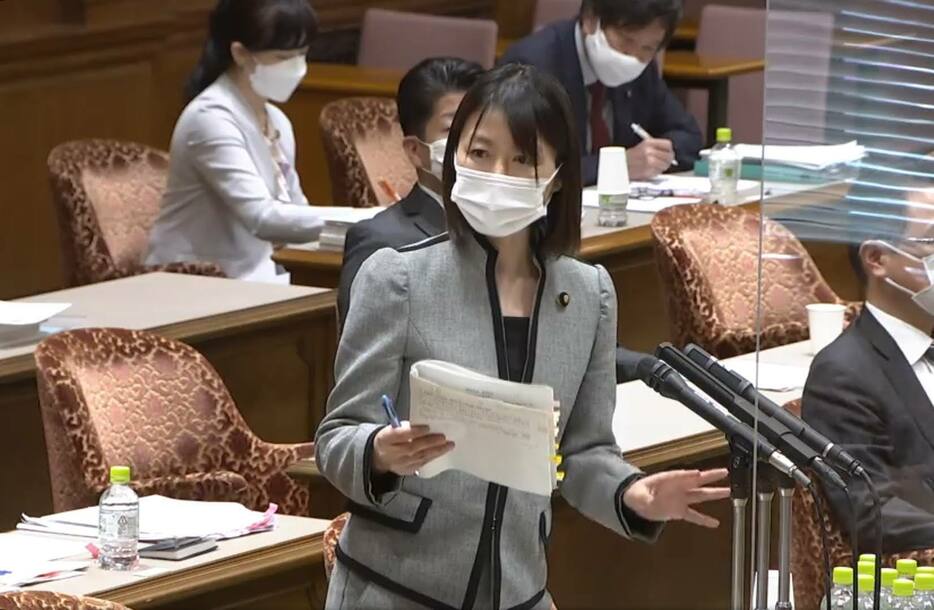 内閣委員会で説明する塩村議員