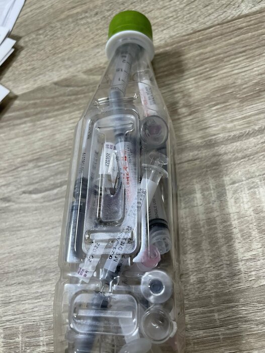 打ち終えた注射針はペットボトルに入れて病院で回収する（写真提供：本人）