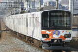 座席指定制の「TJライナー」に使われる東武鉄道50090型電車。写真は川越をテーマとしたラッピング電車「池袋・川越アートトレイン」（2021年2月、伊藤真悟撮影）。