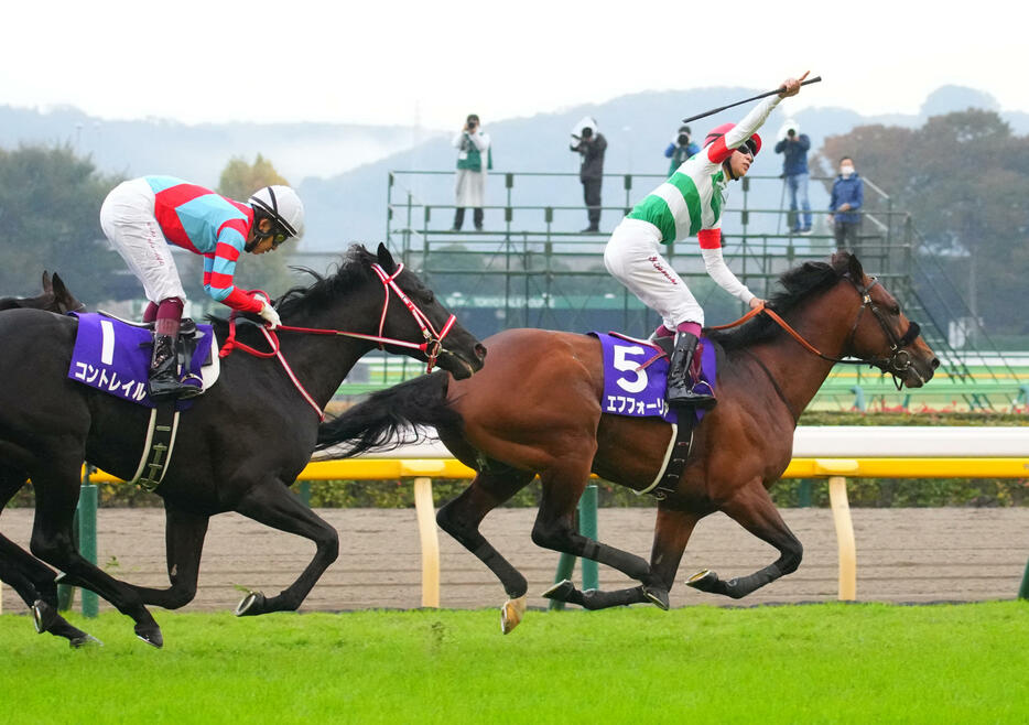 3強対決となった天皇賞・秋を制したのは3歳の皐月賞馬のエフフォーリア(右）。3冠馬コントレイル（左）の猛追は届かなかった（写真・スポニチ/アフロ）