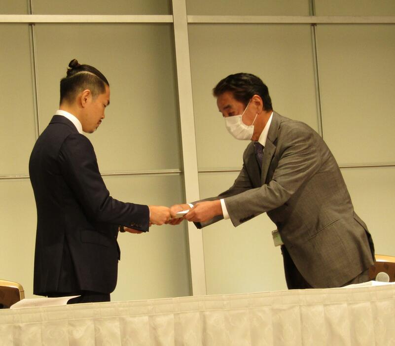 JBC（永田理事長、写真右）の“ゼロ回答”に対して日本プロボクシング協会が最終手段に打って出ることを決議した（写真は7月に井岡一翔がドーピング問題の不手際に関するJBCの謝罪文を受け入れた際のもの）