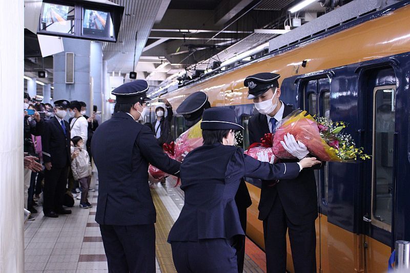 乗務員への花束贈呈