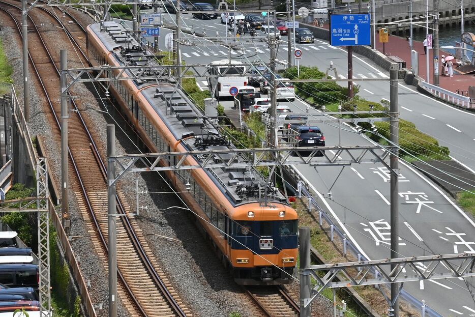 [写真]「スナックカー」の愛称で親しまれてきた近鉄特急12200系車両