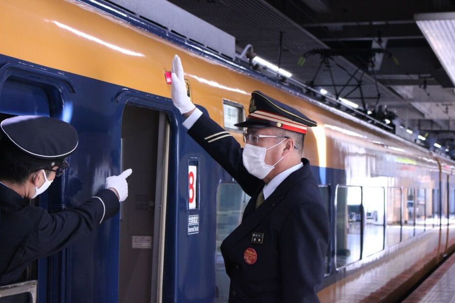 大阪上本町駅長が「出発」のかけ声をあげた