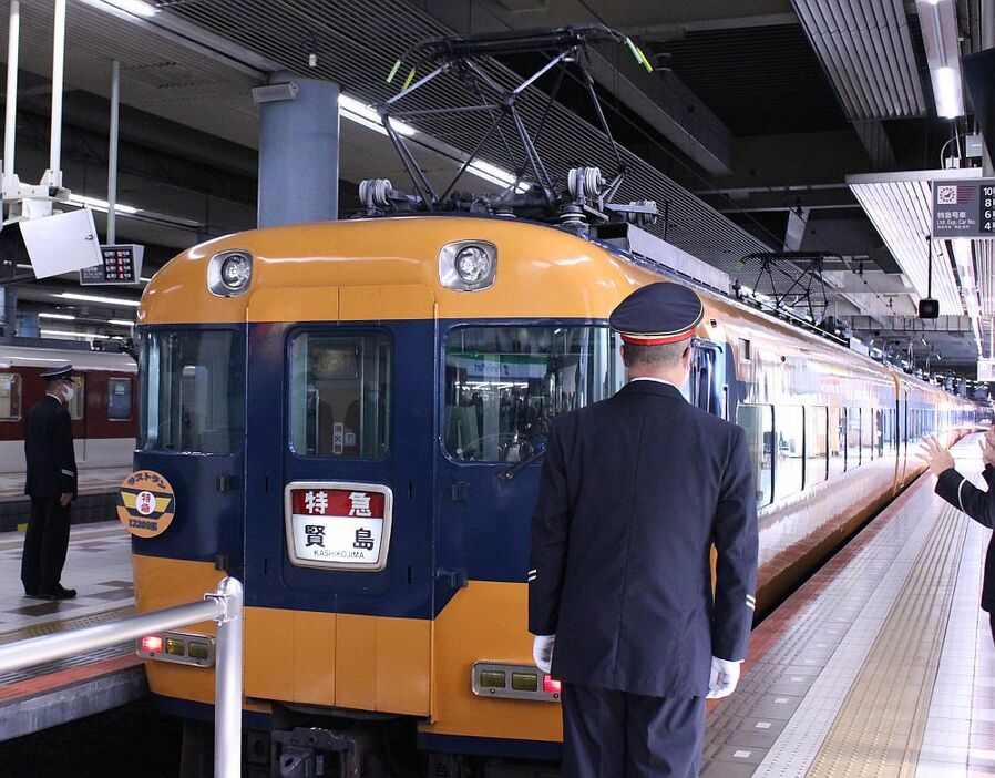 [写真]1970年前後の高度成長期から活躍した近鉄の12200系車両（新スナックカー）のラストラン式典が20日、大阪上本町駅（大阪市天王寺区）などで行われ、集まった多くのファンらが親しみのあるスナックカーを見送った＝20日午前、大阪市天王寺区で