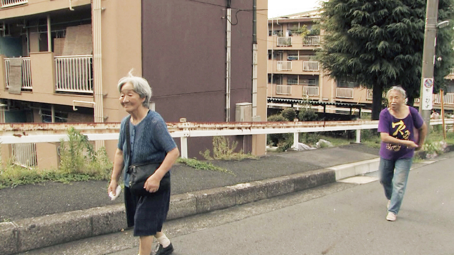 関口ことじさん（左）と岩崎びばりさん。関口さんは何かと岩崎さんの世話を焼くが…（映画のシーンより）