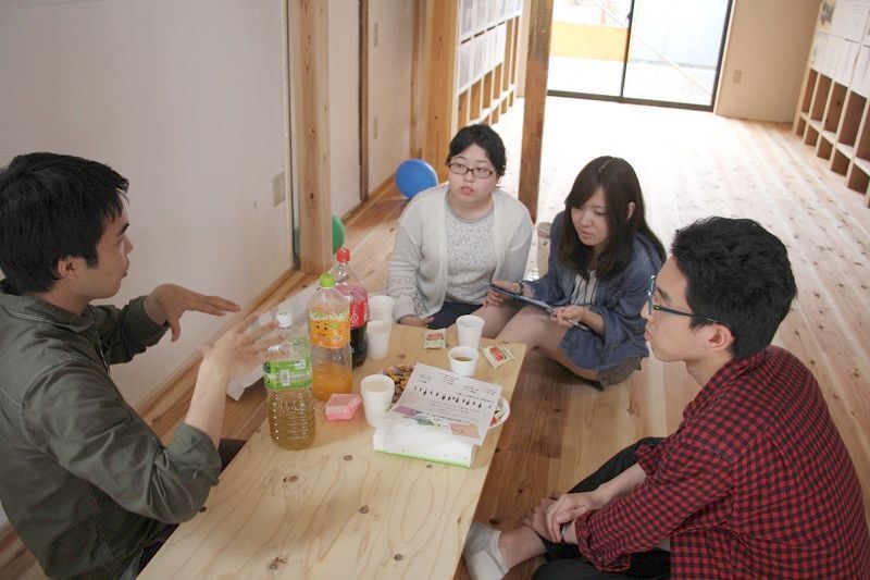 [写真]長屋再生プロジェクトに真剣に取り組む近畿大学建築学部の学生たち