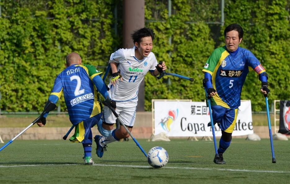 [写真]決勝戦の後半、倒されてPKを獲得する星川（中）