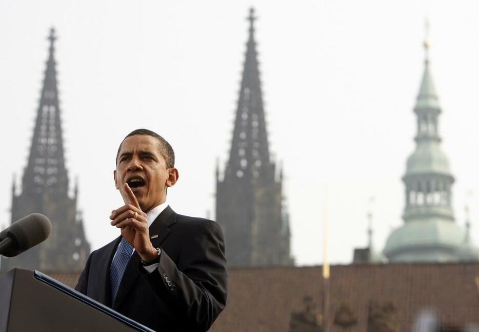[写真]2009年4月5日、オバマ大統領はプラハで「核なき世界」の実現を訴える演説を行なった。2016年5月末に被爆地である広島を訪問することが決まった（ロイター/アフロ）