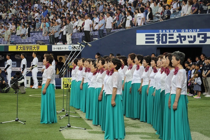 [写真]国歌斉唱の模様＝京セラドーム大阪で