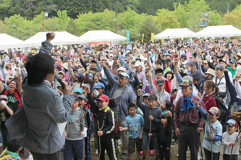 [写真]つちのこ捜索開始直前に士気を高める参加者ら（3日撮影、東白川村提供）