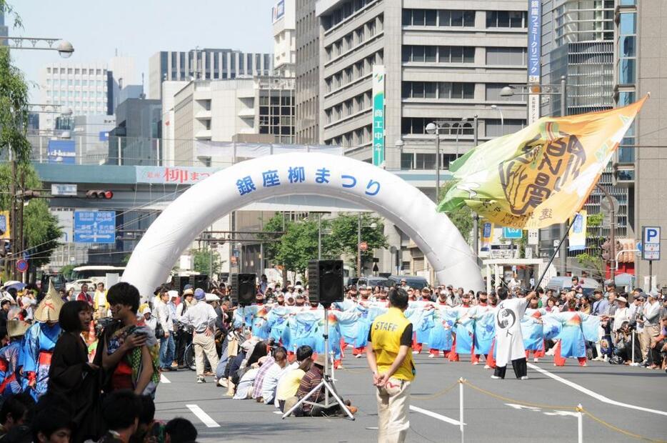 [写真]「銀座柳まつり」のメインゲート前では、“よさこい”をはじめ、各地の伝統舞踊が披露された