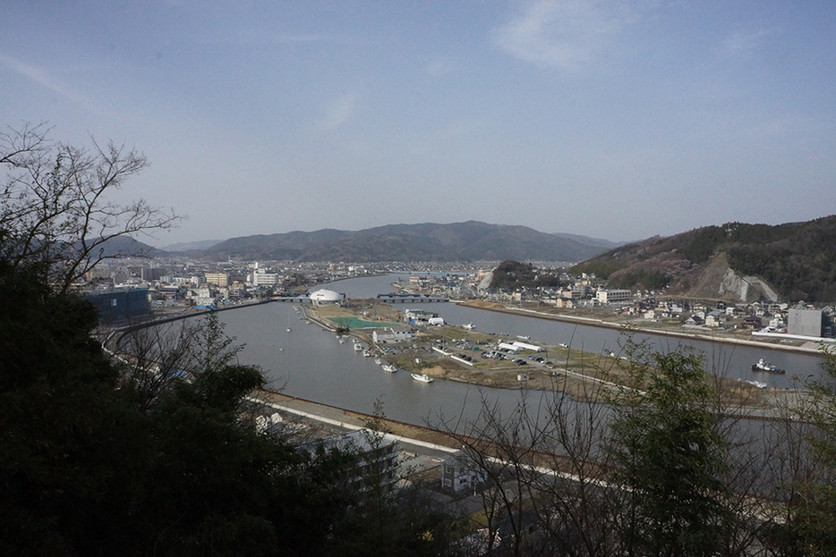 日和山から市街地を望む