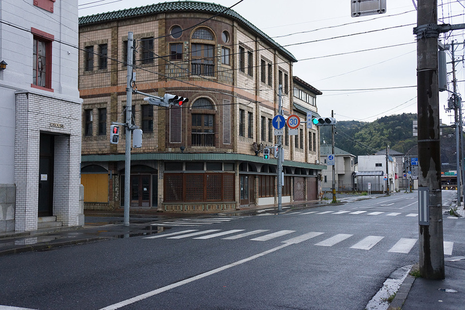 巻組がある商店街の入り口に建つ「旧観慶丸商店」。2015年石巻市の有形文化財に指定された。