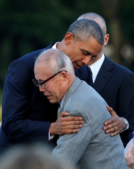 [写真]被爆者の森重昭氏と抱擁するオバマ米大統領（ロイター/アフロ）