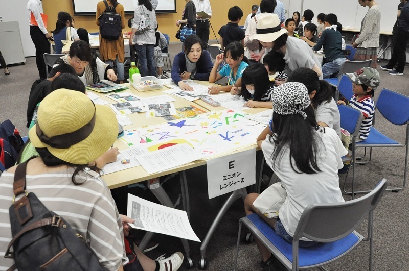 [写真]保護者たちも参加して合同編集会議を開催