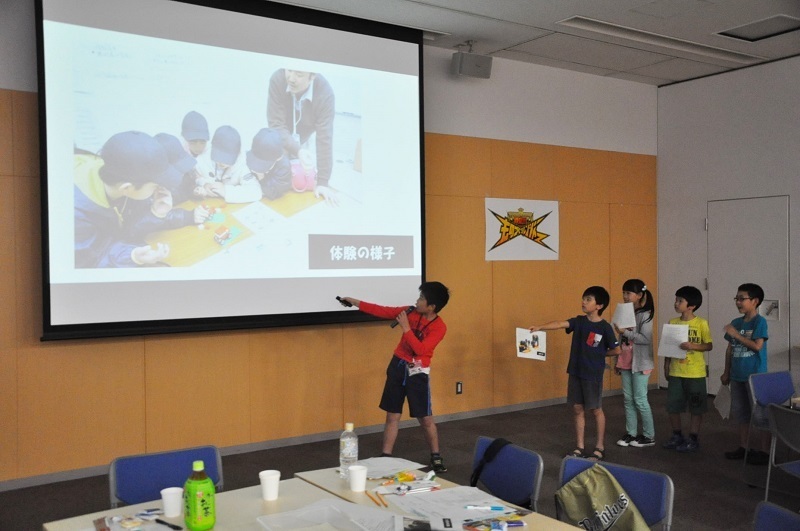 [写真]取材報告をするものづくりレンジャーの隊員たち＝大阪市西淀川区御幣島の西淀川区役所で