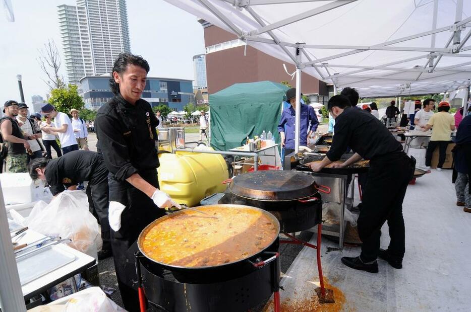 [写真]日本でもおなじみとなった専用鍋でパエリアをつくる様子