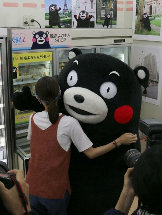 [写真]大阪の「熊本よかもんSHOP」にくまモンが登場。多くのファンが駆けつけ涙ながらに抱き合った=13日午前10時すぎ、大阪市中央区で