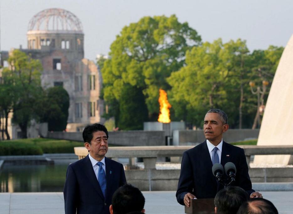 [写真]現職のアメリカ大統領として初めて広島を訪問したオバマ氏（右）（ロイター/アフロ）