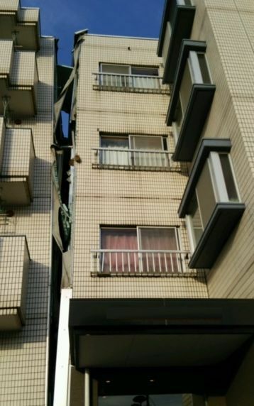 [写真]全壊した自宅マンション、部屋が割れた。地震の激しさを物語る（真貴さん提供）