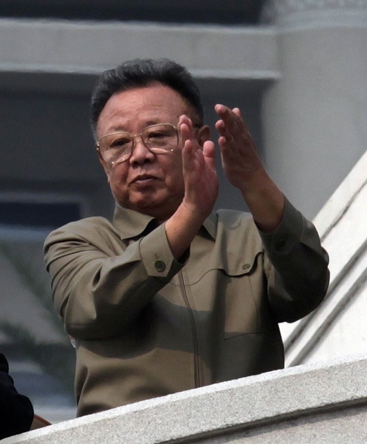 [写真]2010年の北朝鮮労働党65周年の軍事パレードで手を叩く金正日氏（ロイター/アフロ）