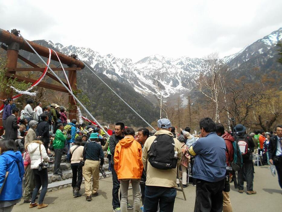 [写真]いつも眼前に北アルプス（2016年4月27日の開山祭）