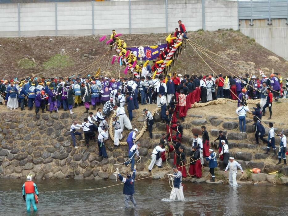 [写真]全国の注目を集めた諏訪の御柱祭も移住で身近に