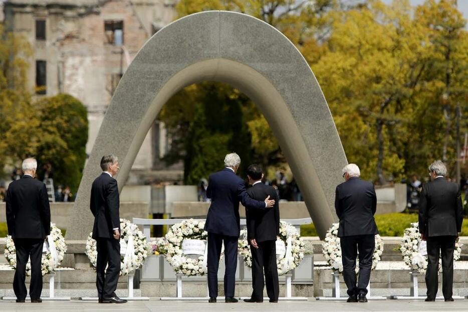 [写真]4月のG7外相会議後にケリー米国務長官らが広島平和記念公園を訪問。ケリー長官は強い衝撃を受けたと明かした（ロイター/アフロ）